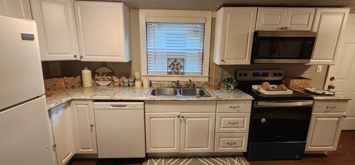 Primary Photo - Walk to UF Campus! 4 bed/ 2 Bath walk/bike...