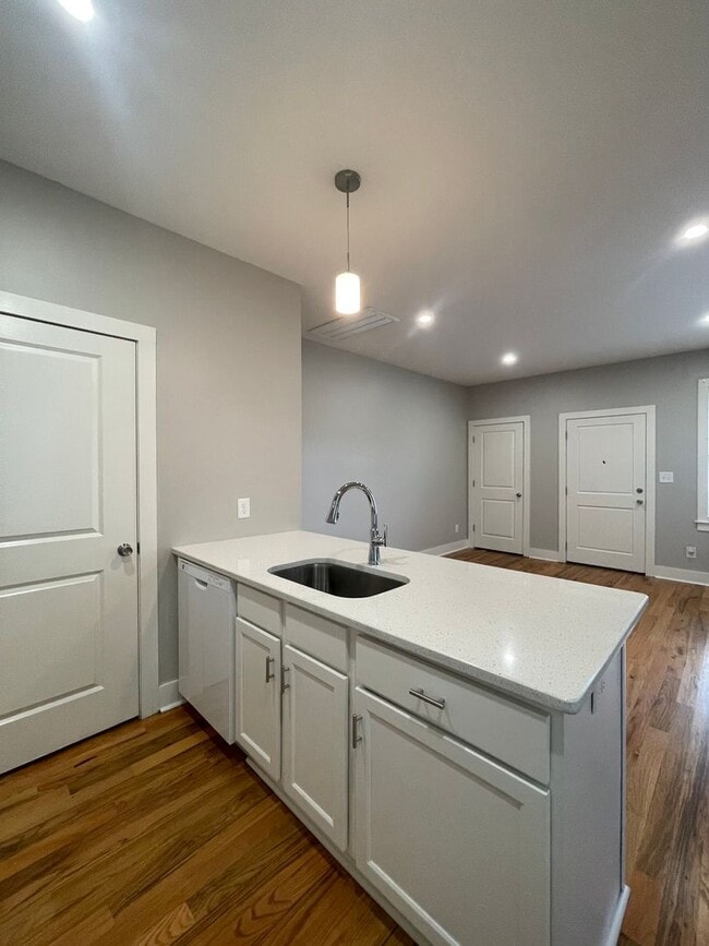 Building Photo - Charming One Bedroom Unit - Section 8 Only!