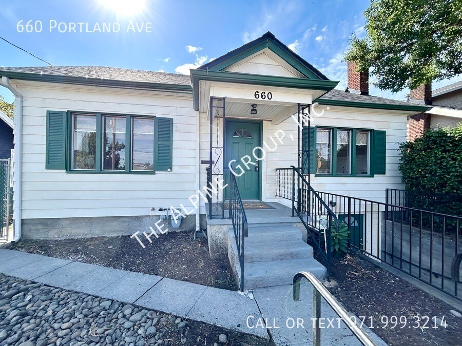 Primary Photo - Three Bedrooms + Bonus in Gladstone