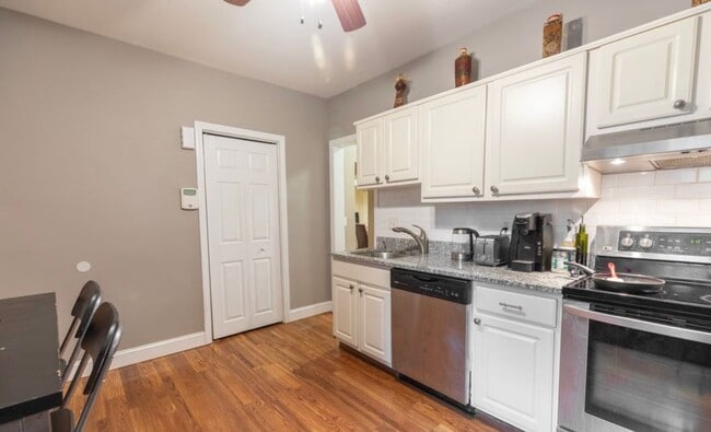 Building Photo - Large 1 Bed - Off Street Parking - Updated...