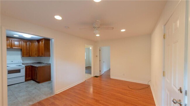 Foto del edificio - 1366 Clermont Ave