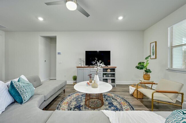 Building Photo - 16800 Avola Cv