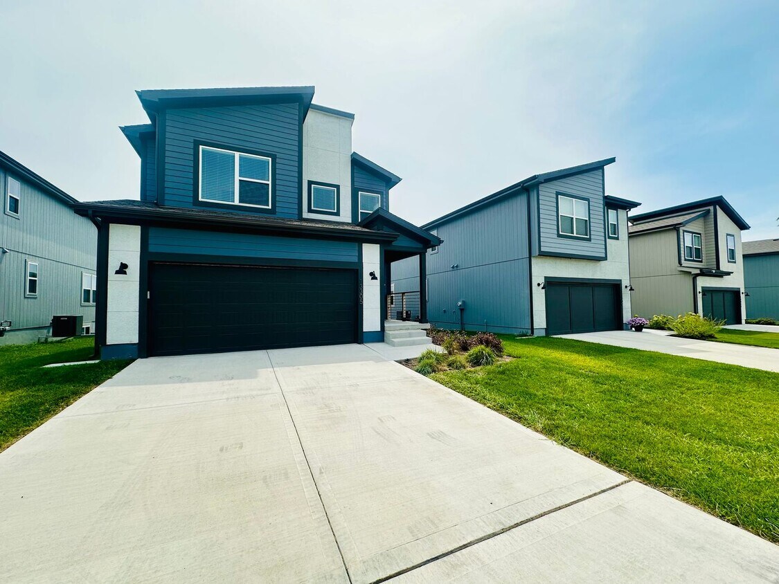 Foto principal - {13305} Less Than 2 Year Old 1.5 Story in ...