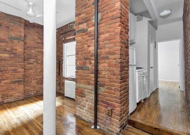 Building Photo - 57 Thompson St