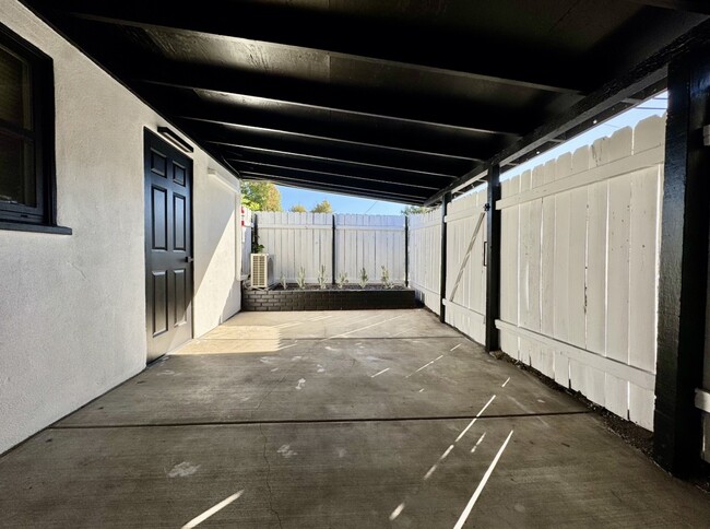 Building Photo - 919 E Grand Ave