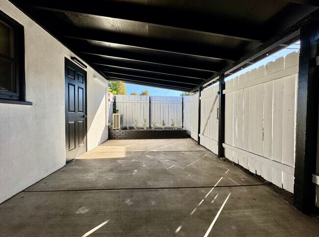 Foto del edificio - 919 E Grand Ave