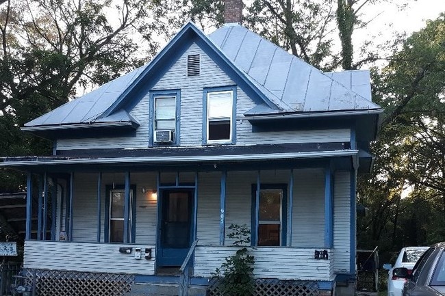 Building Photo - 905 N Dodge St