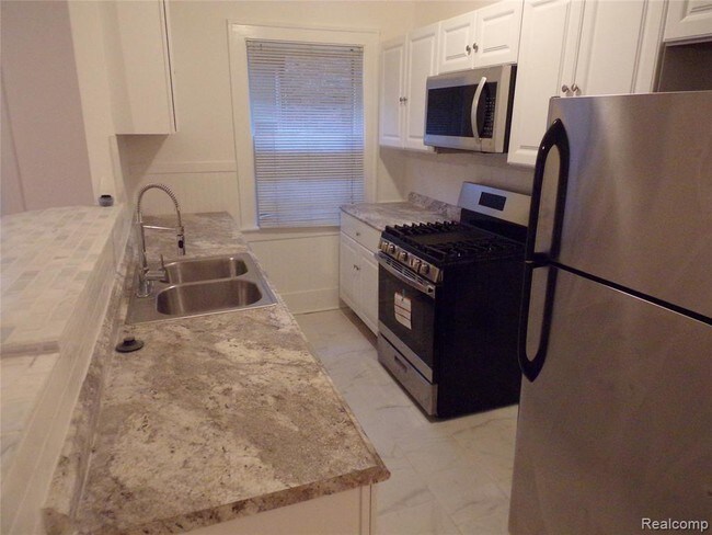 Building Photo - 987 Beaconsfield Ave