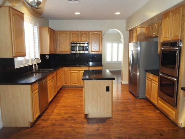 Building Photo - STUNING GILBERT 5 BEDROOM