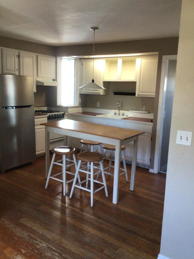Foto del edificio - Arbor Heights Bungalow, Available early Oc...