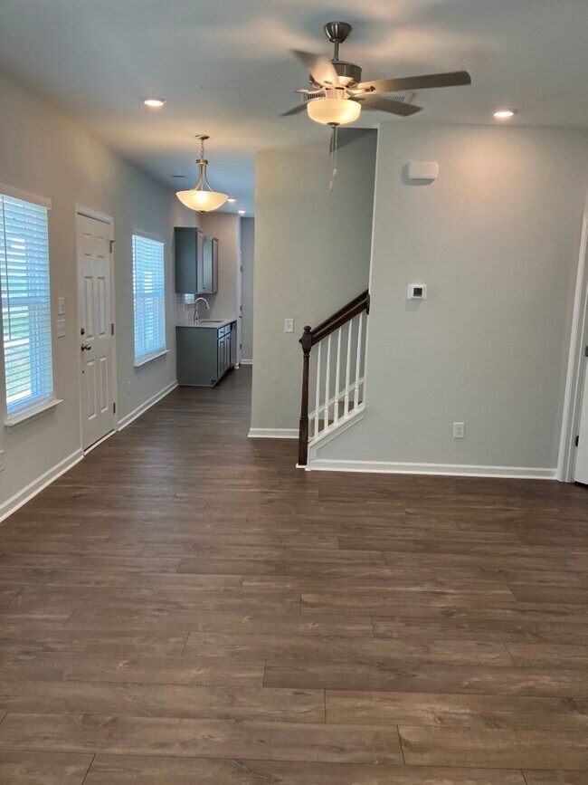 Foto del edificio - COMING SOON!! Spacious End Unit Townhome i...