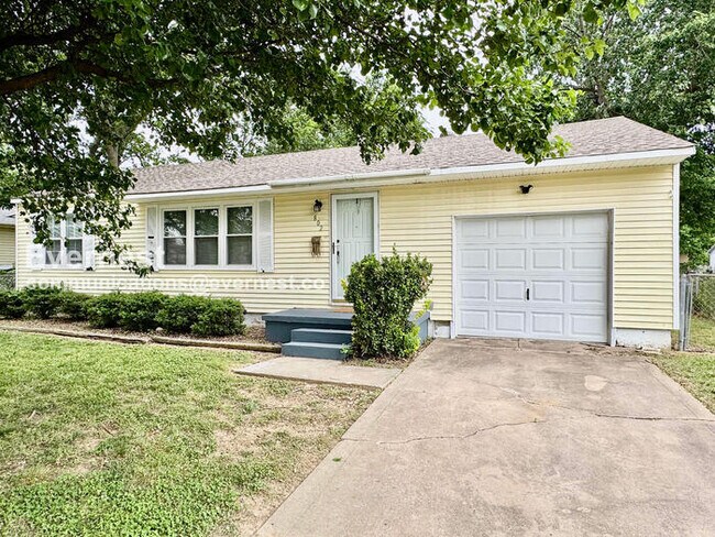 Foto del edificio - 3 Bed/1 Bath Home with Fenced Yard & Garage / Pet-Friendly / Coming Soon!