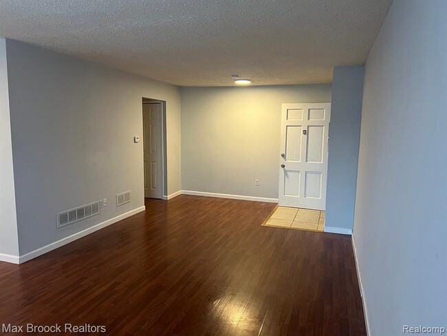 Building Photo - 30232 Southfield Rd