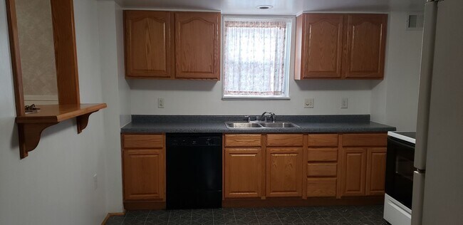 Building Photo - Spacious Two Bedroom Duplex - ALL UTILITIE...