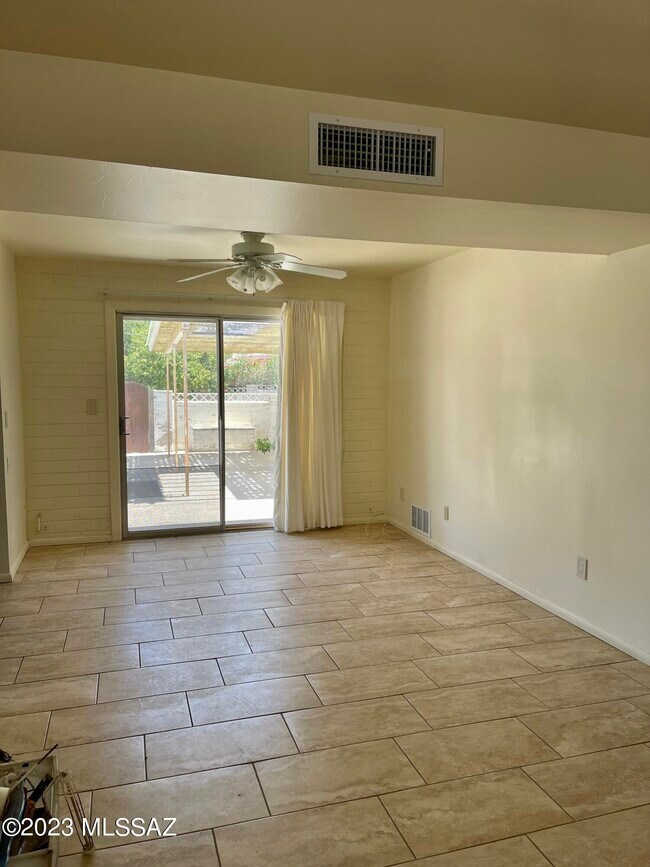 Building Photo - 2320 N Rainbow Vista Dr