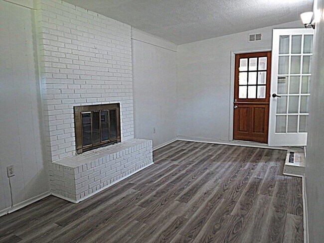 Foto del edificio - 1714 Hall Dr