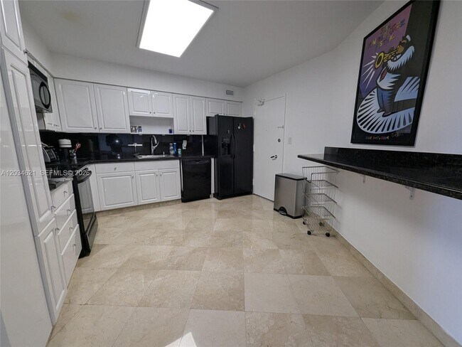 Foto del edificio - 5161 Collins Ave