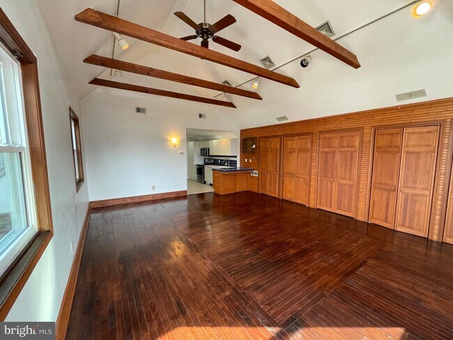 Foto del edificio - 100 W Brown St