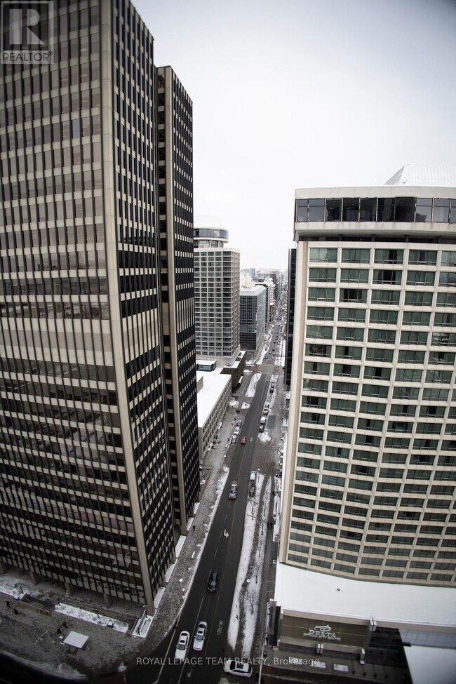 Building Photo - 340 Queen St