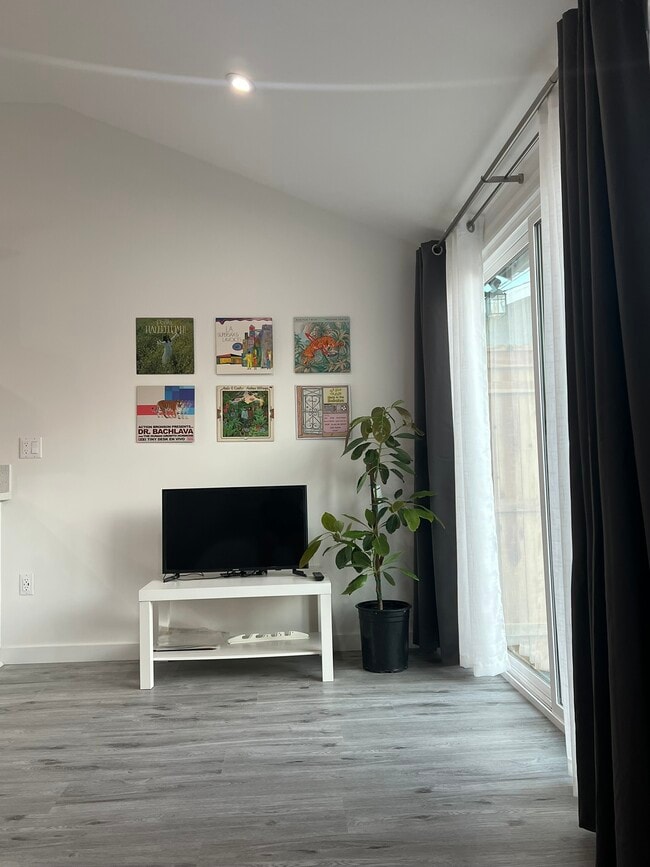 Living Room - day - 4555 Narrot St