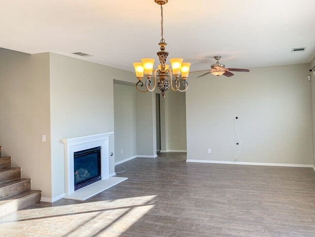 Building Photo - Large 5-Bedroom Home in the Heart of Lake ...