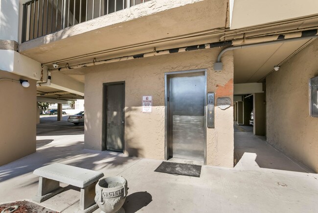 Building Photo - 731 1st St S