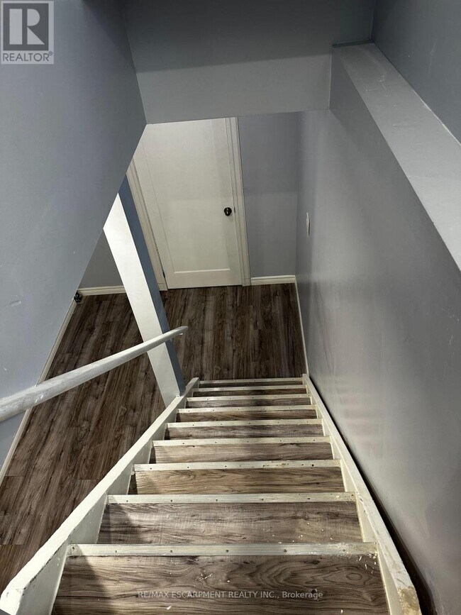 Building Photo - 560 Stonehenge Dr