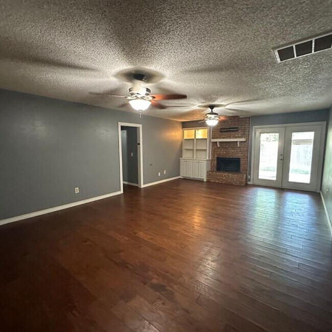 Building Photo - 6928 Woodlake Dr