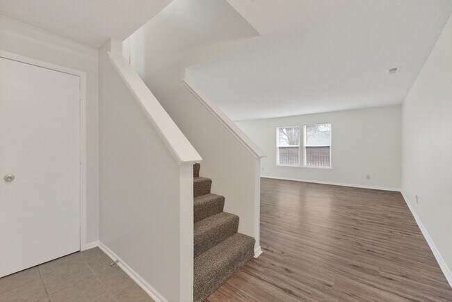 Foto del edificio - Spacious 3-Bed Home with Fenced Yard in Cameron Meadows