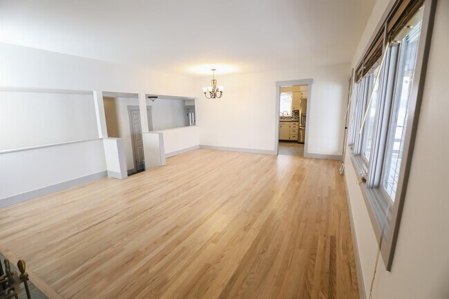 Building Photo - 716 S Neyland Ave