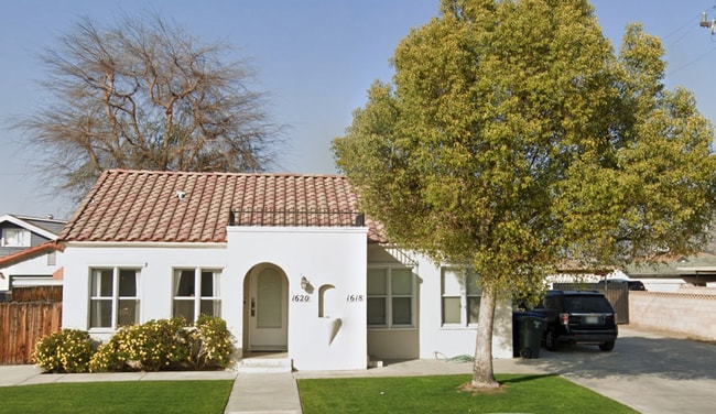 Building Photo - 1 Bedroom Bungalow w/Garage!