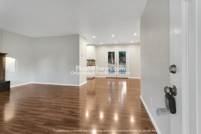 Foto del edificio - Walking Distance To Nike - Updated Three Bedroom Single Level!