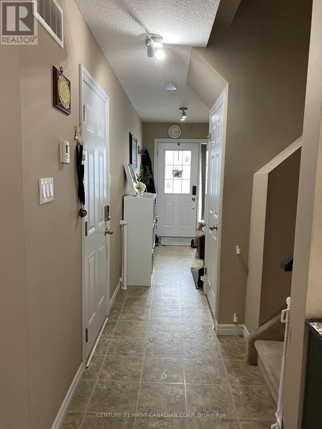 Building Photo - 811 Silverfox Crescent