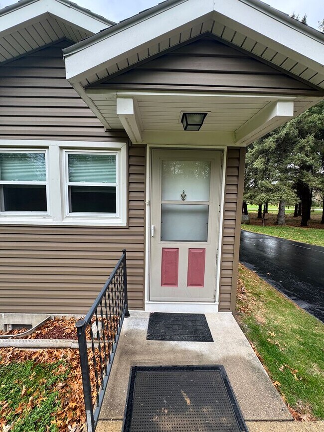 Building Photo - Three-bedroom, two-bathroom house on 1.74 ...