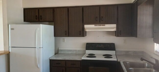 Building Photo - 2 bad 1 bathroom 4-plex