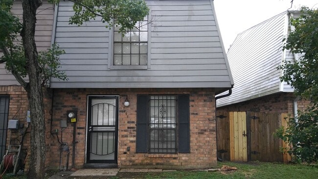 Building Photo - Spacious 3 Bedroom Townhome