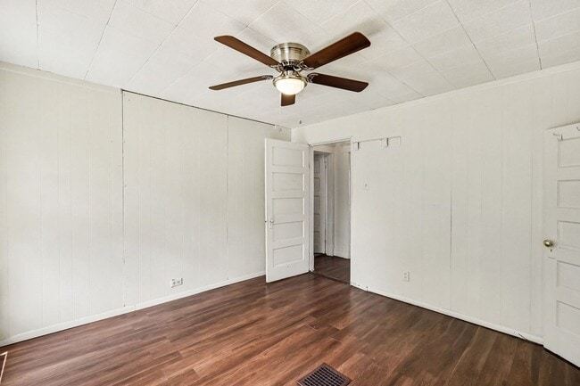 Building Photo - 2038 McLaran Ave
