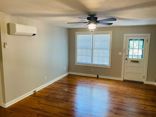 Building Photo - Charmer in the NW close to Lake Jackson- a...