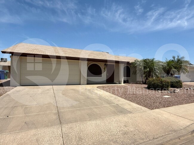 Building Photo - 2862 E Dolphin Ave