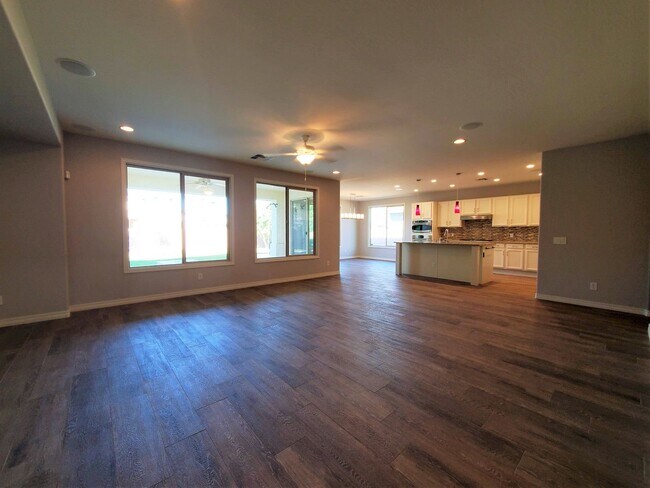 Foto del edificio - Spacious 4-Bedroom Gem with Den/Office and...