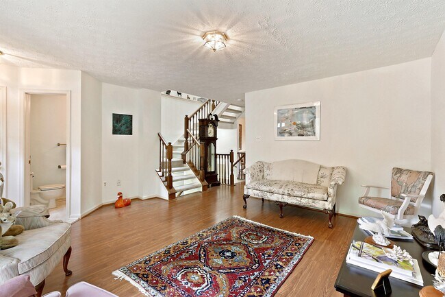 Building Photo - 401 Woodhill Dr