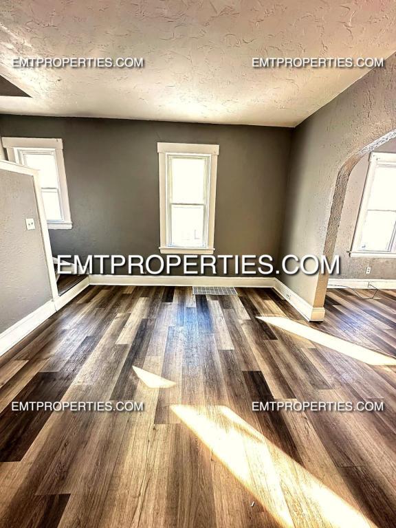 Building Photo - 809 W 10th St