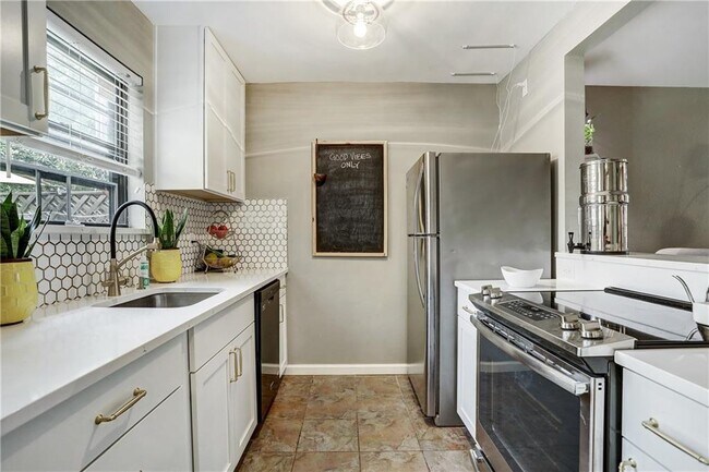 Foto del edificio - 8400 Jamestown Dr