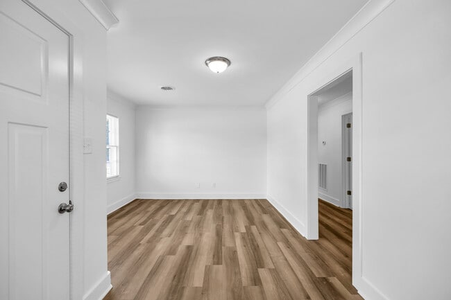 Living Room / Front Door / Hallway - Lander Retreat