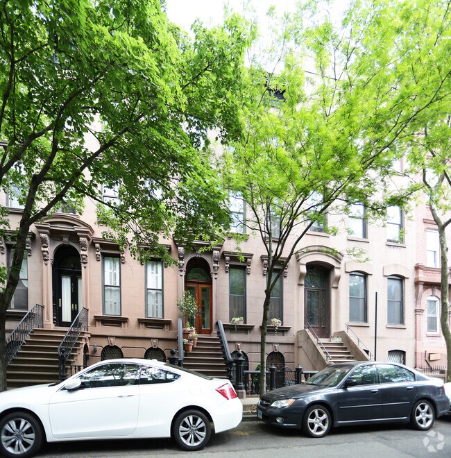 Foto del edificio - 405 Clinton St