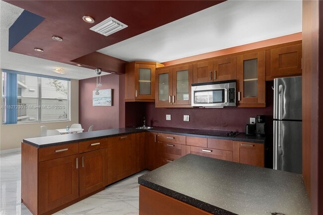 Building Photo - 9440 W Bay Harbor Dr