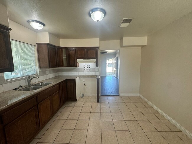 Building Photo - Adorable 2 bedroom home in Oildale!