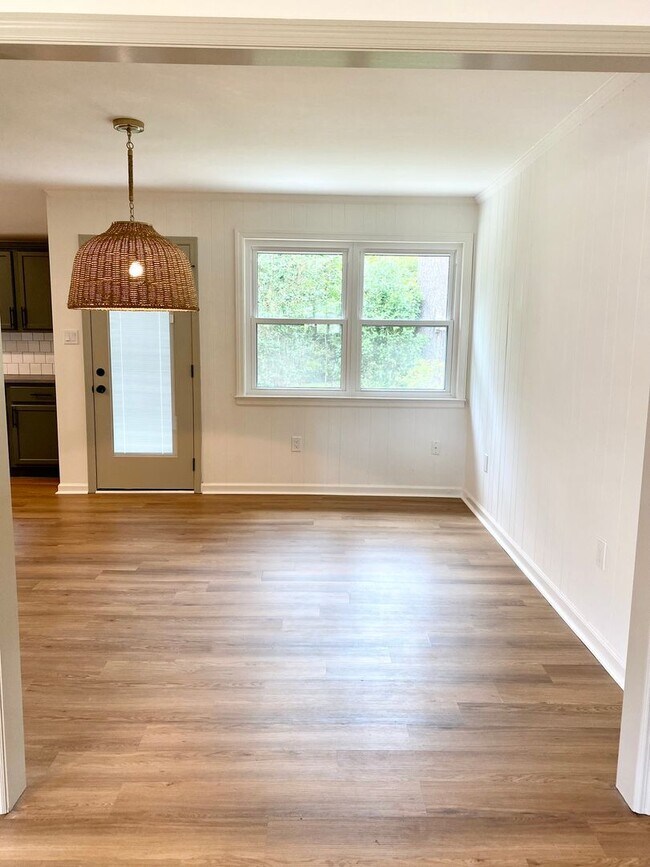 Building Photo - *AVAILABLE NOW* Newly Remodeled 3 bedroom,...