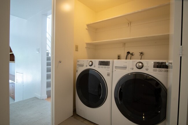 Building Photo - Architecturally Stunning 2Bed/2.5Bath Available Now!