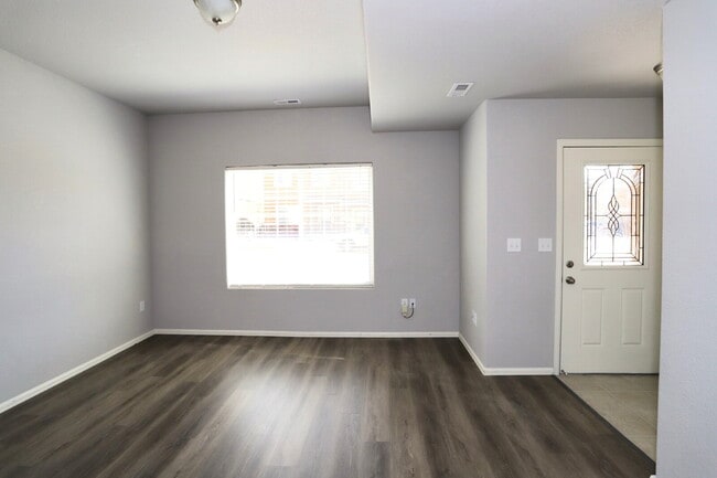 Building Photo - Welcome Home to Comfort & Convenience!